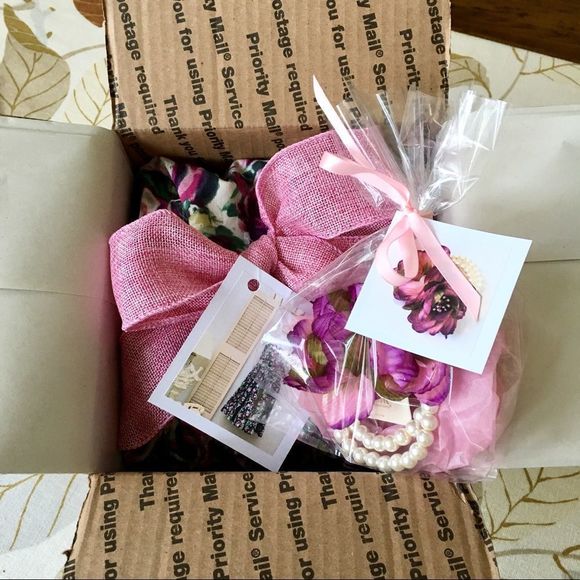 Welcome to my carefully curated little closet.❤️ - Picture 7 of 7